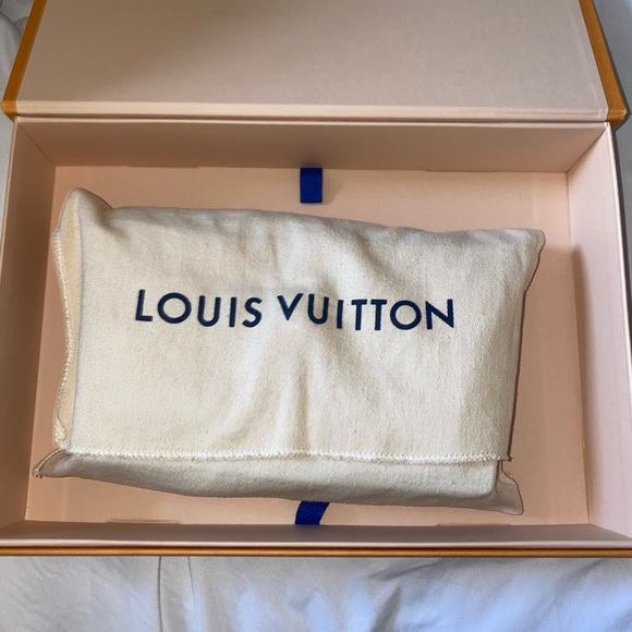 Louis Vuitton leather mylockme chain pochette! - Picture 5 of 6